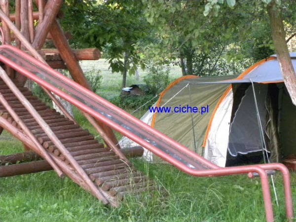 Namiot na polu namiotowym obok placu zabaw w Cichem